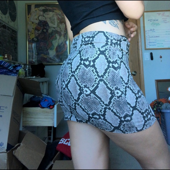 snake print short skirt - Picture 2 of 4
